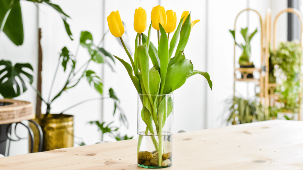Vaso com flores amarelas sobre a mesa
